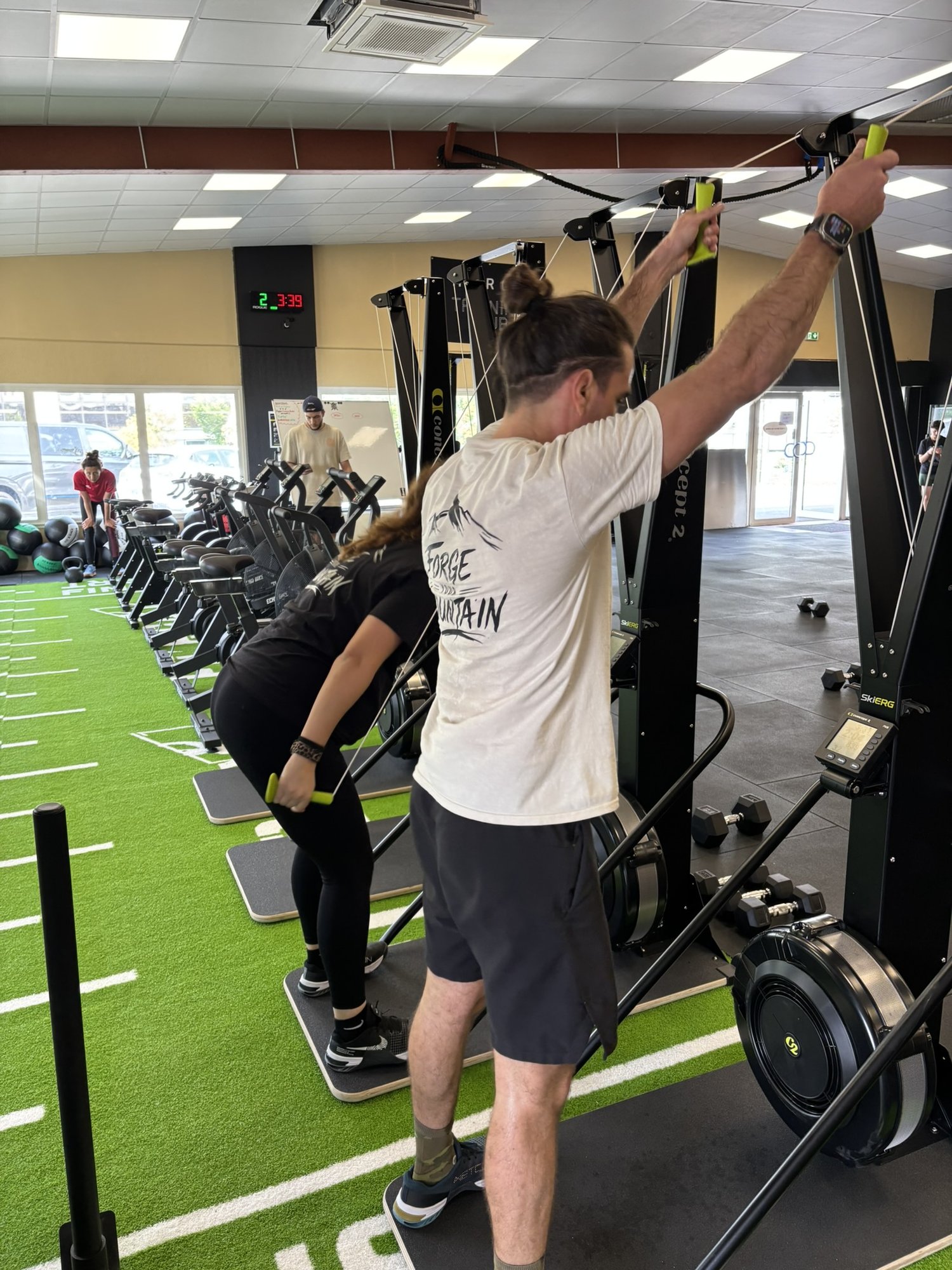 Membres de CrossFit Revel pendant une séance de Spé Cardio sur SkiErg
