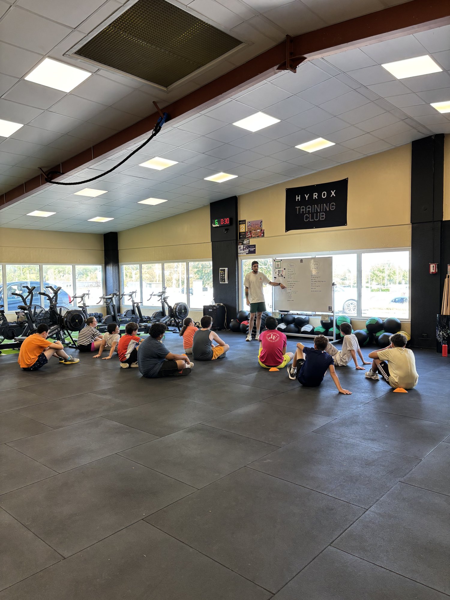 Groupe Teens écoutant les consignes du coach à CrossFit Revel